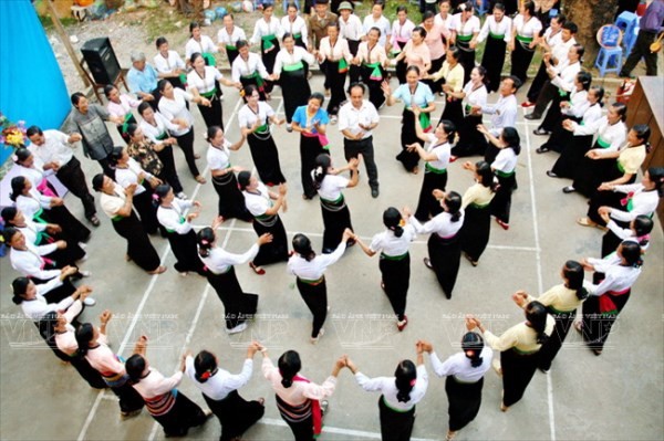 Bearbeitung eines Dokumentes über den Xoe Thai-Tanz - ảnh 1